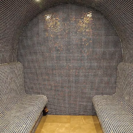 Spacious Sleeps 4 In Flora Main Building 706a *