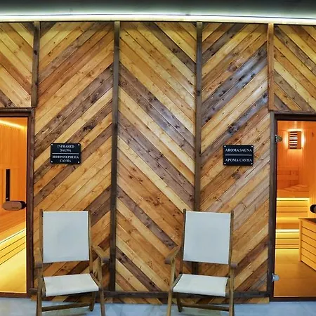 Spacious Sleeps 4 In Flora Main Building 706a *