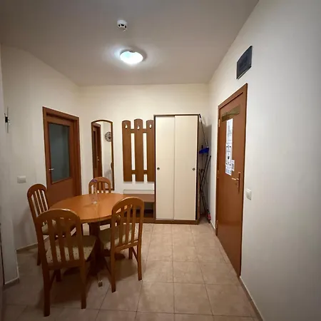 Spacious Sleeps 4 In Flora Main Building 706a Borovets