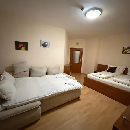 Spacious Sleeps 4 In Flora Main Building 706a *
